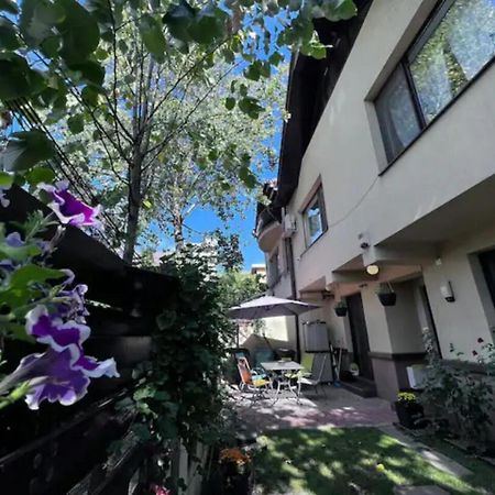 Vila Luminoasa Cu Curte Privata Bukarest Exteriör bild