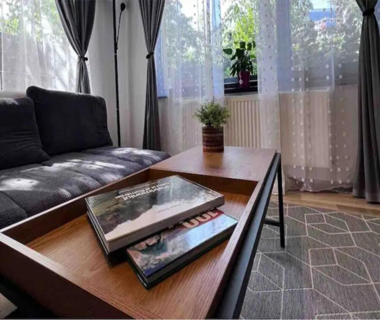 Vila Luminoasa Cu Curte Privata Bukarest Exteriör bild