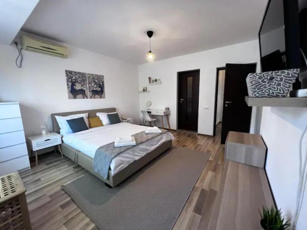 Vila Luminoasa Cu Curte Privata Bukarest Exteriör bild