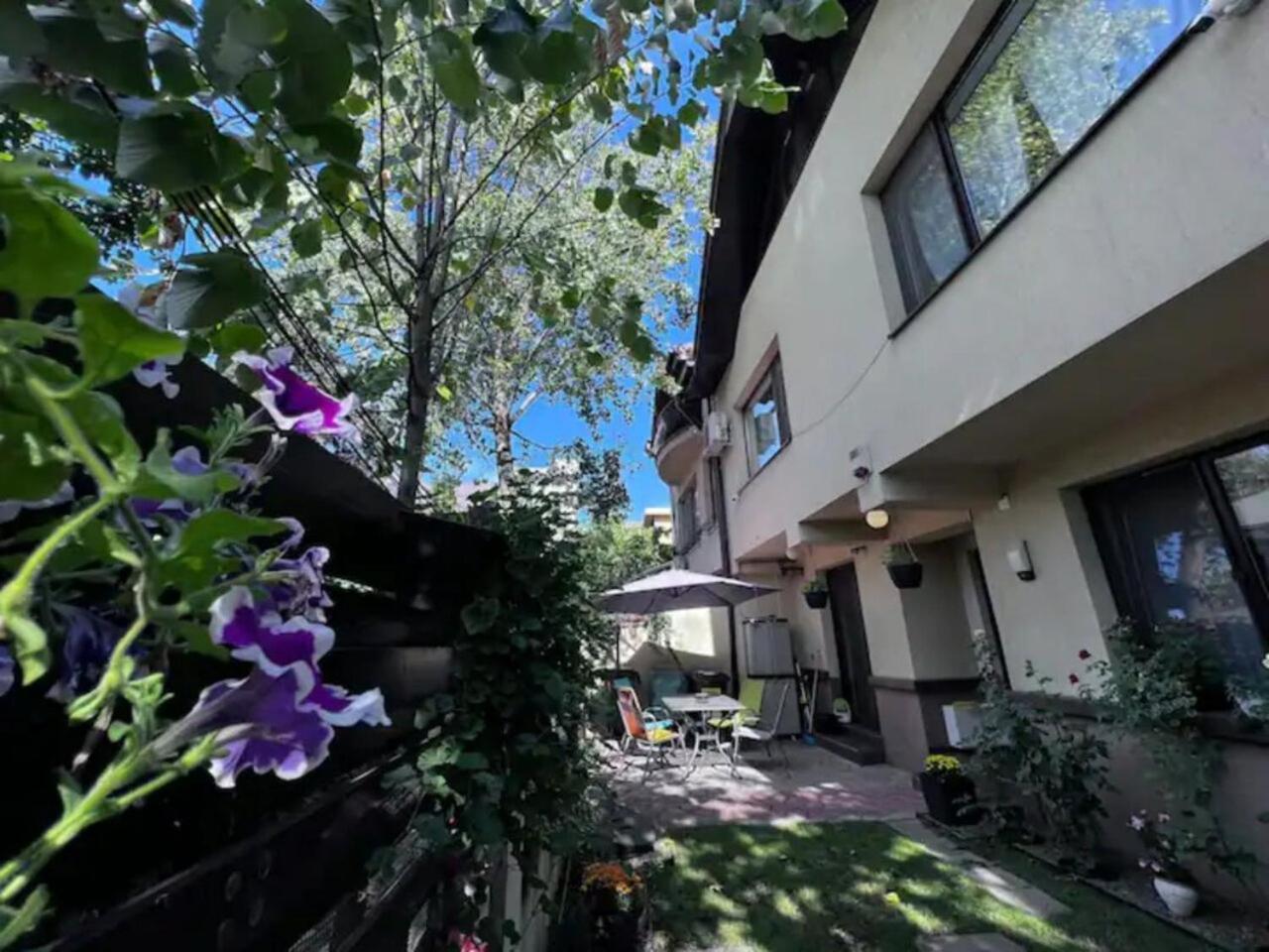 Vila Luminoasa Cu Curte Privata Bukarest Exteriör bild