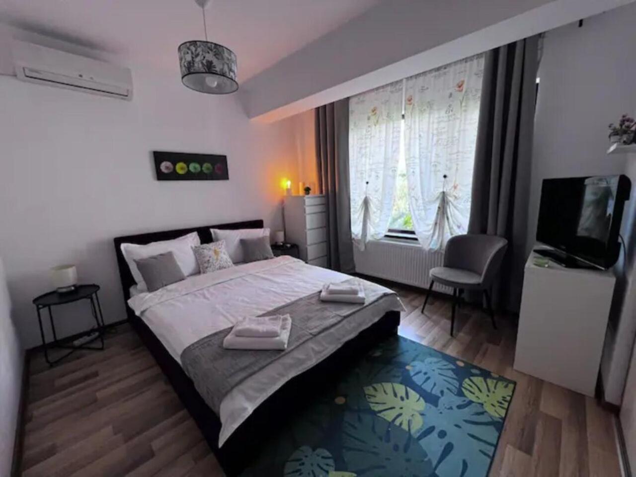 Vila Luminoasa Cu Curte Privata Bukarest Exteriör bild