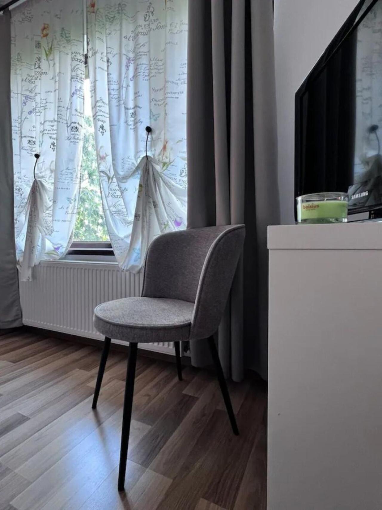 Vila Luminoasa Cu Curte Privata Bukarest Exteriör bild