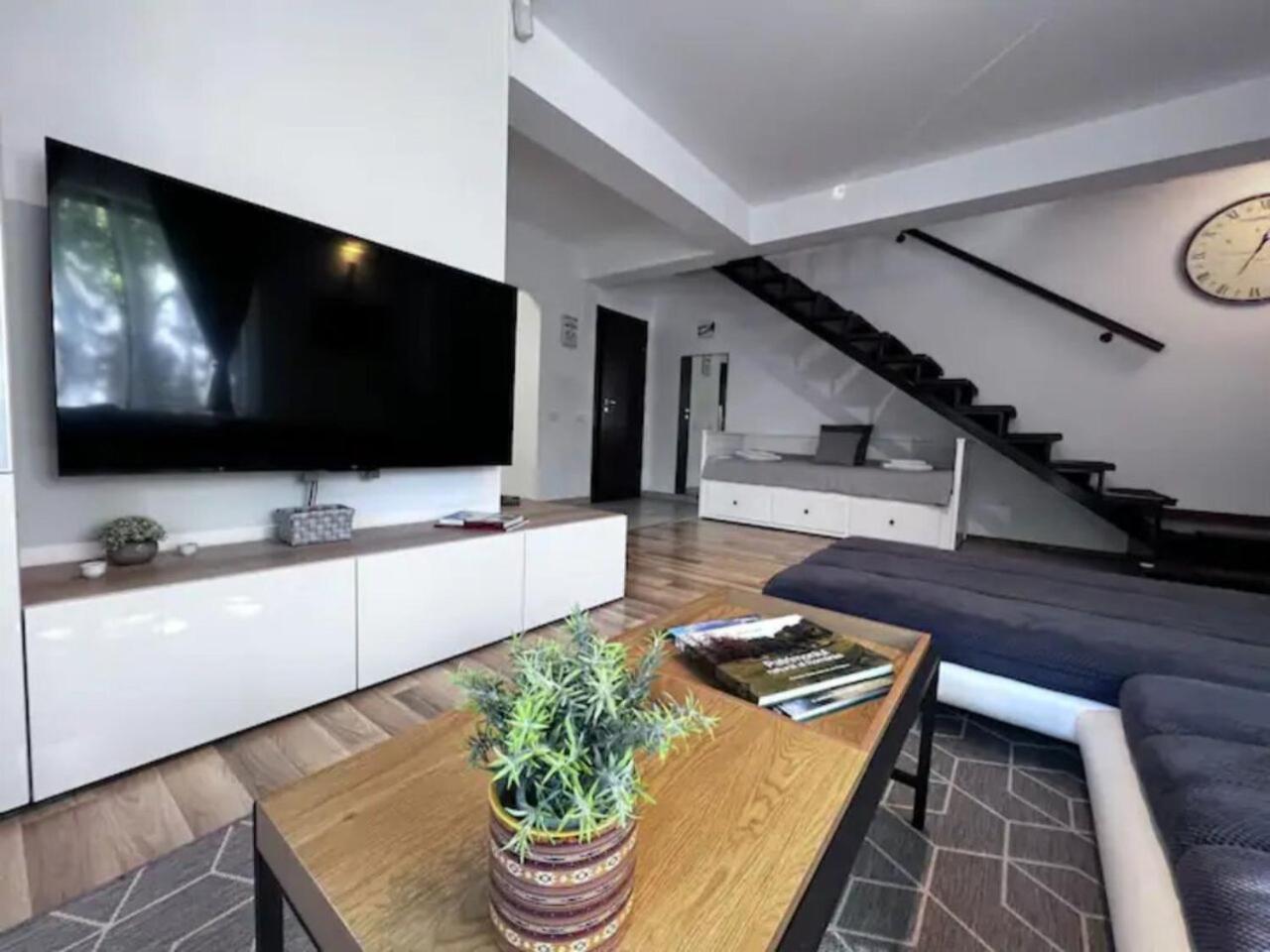 Vila Luminoasa Cu Curte Privata Bukarest Exteriör bild
