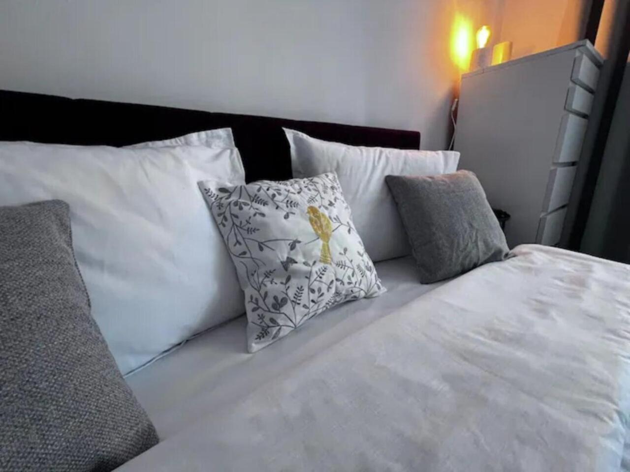 Vila Luminoasa Cu Curte Privata Bukarest Exteriör bild