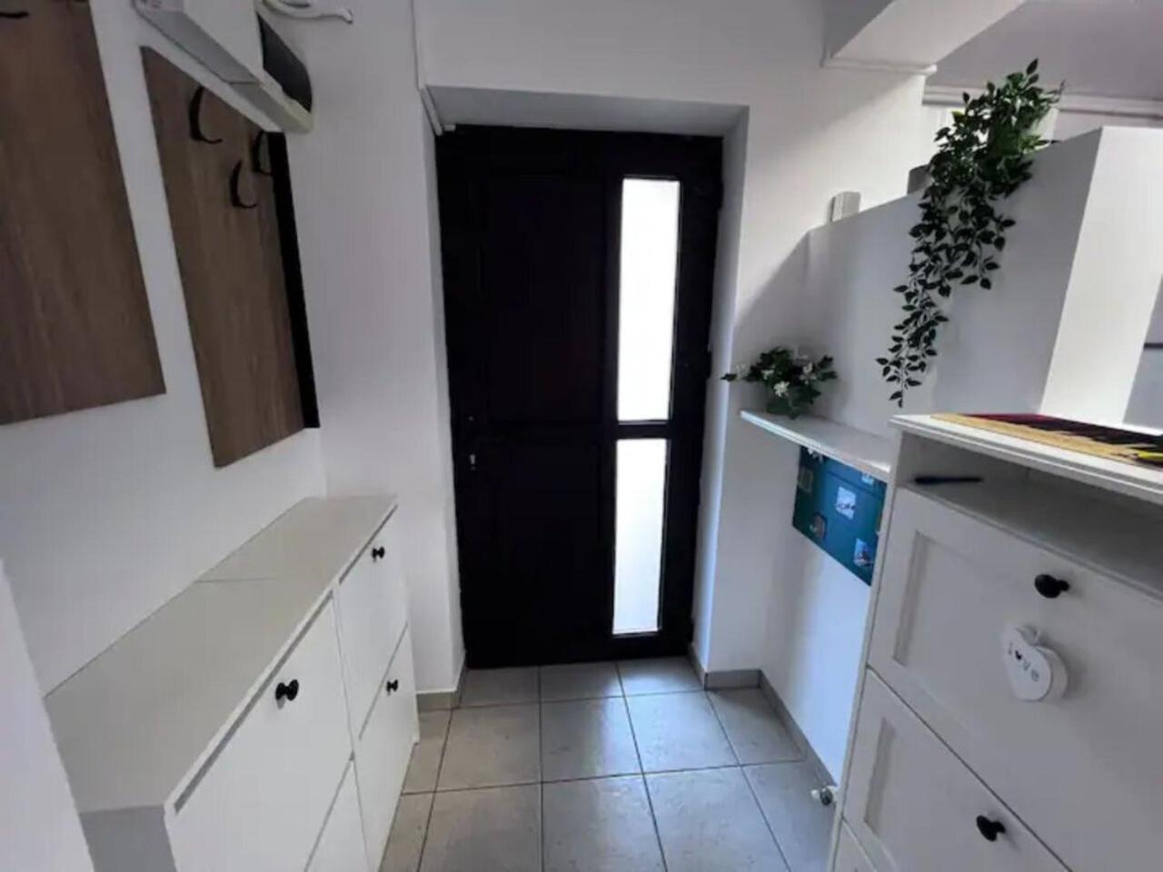 Vila Luminoasa Cu Curte Privata Bukarest Exteriör bild
