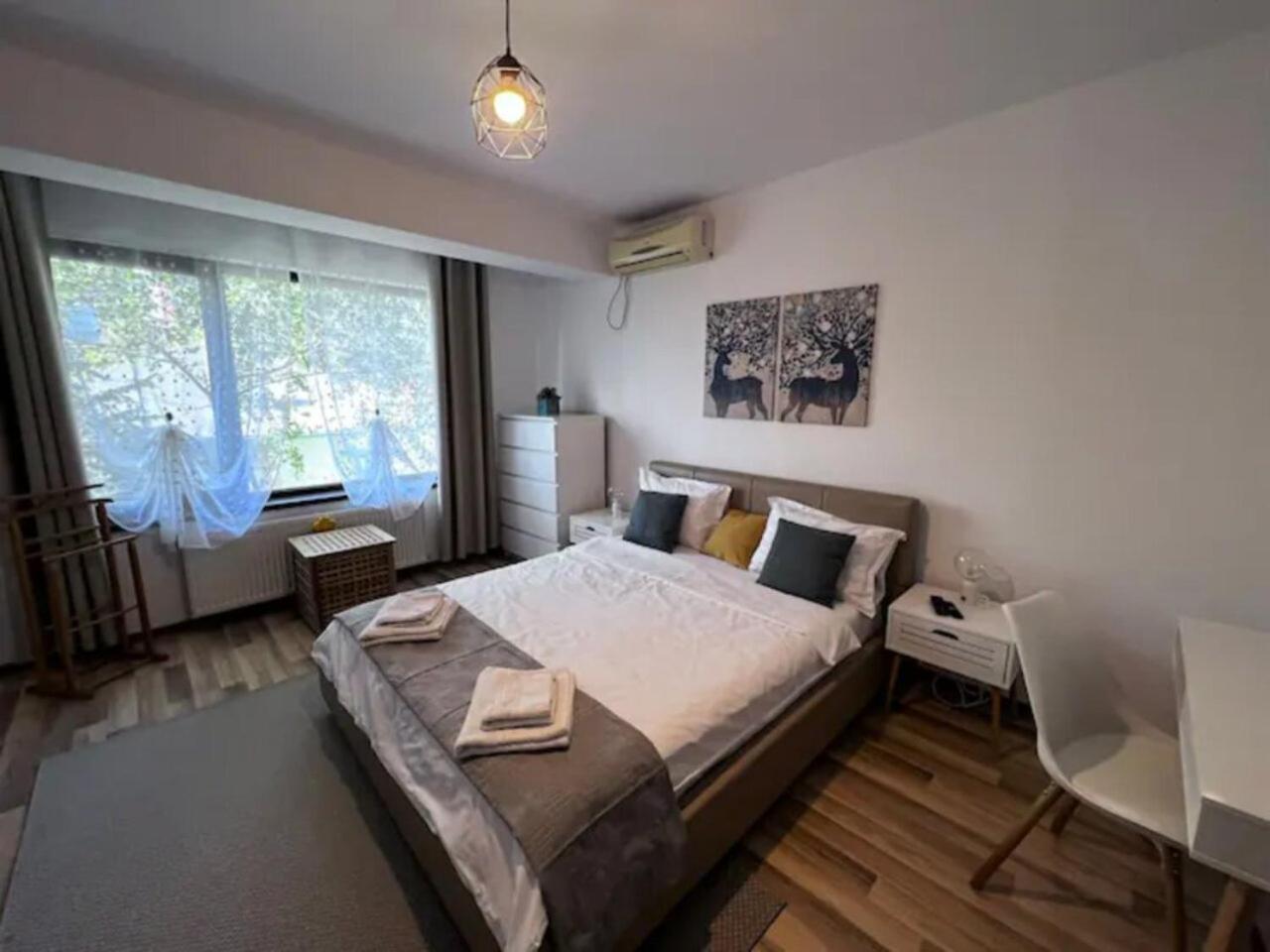 Vila Luminoasa Cu Curte Privata Bukarest Exteriör bild