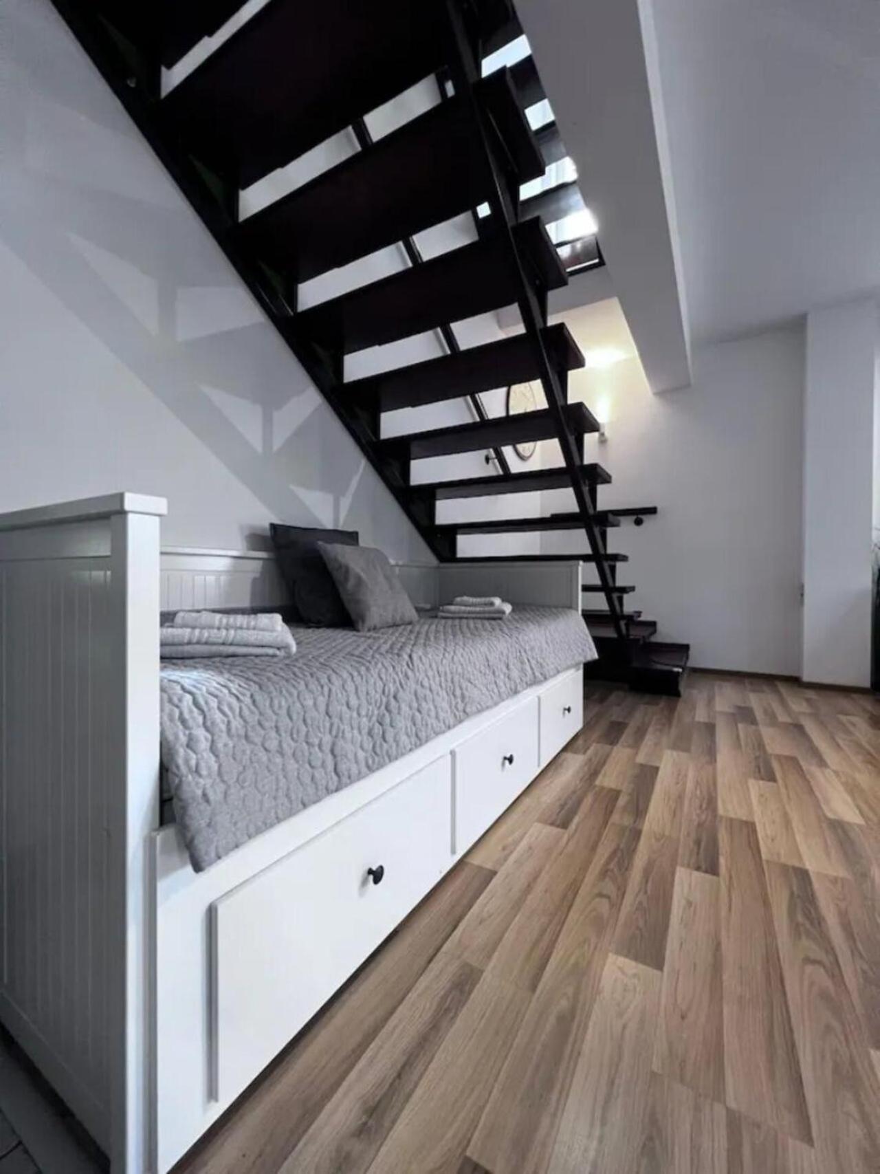 Vila Luminoasa Cu Curte Privata Bukarest Exteriör bild