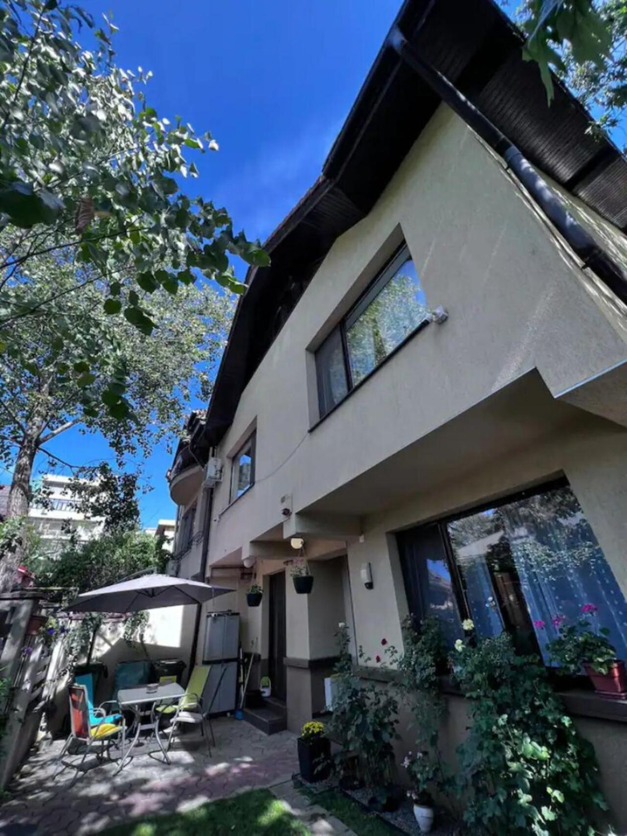 Vila Luminoasa Cu Curte Privata Bukarest Exteriör bild