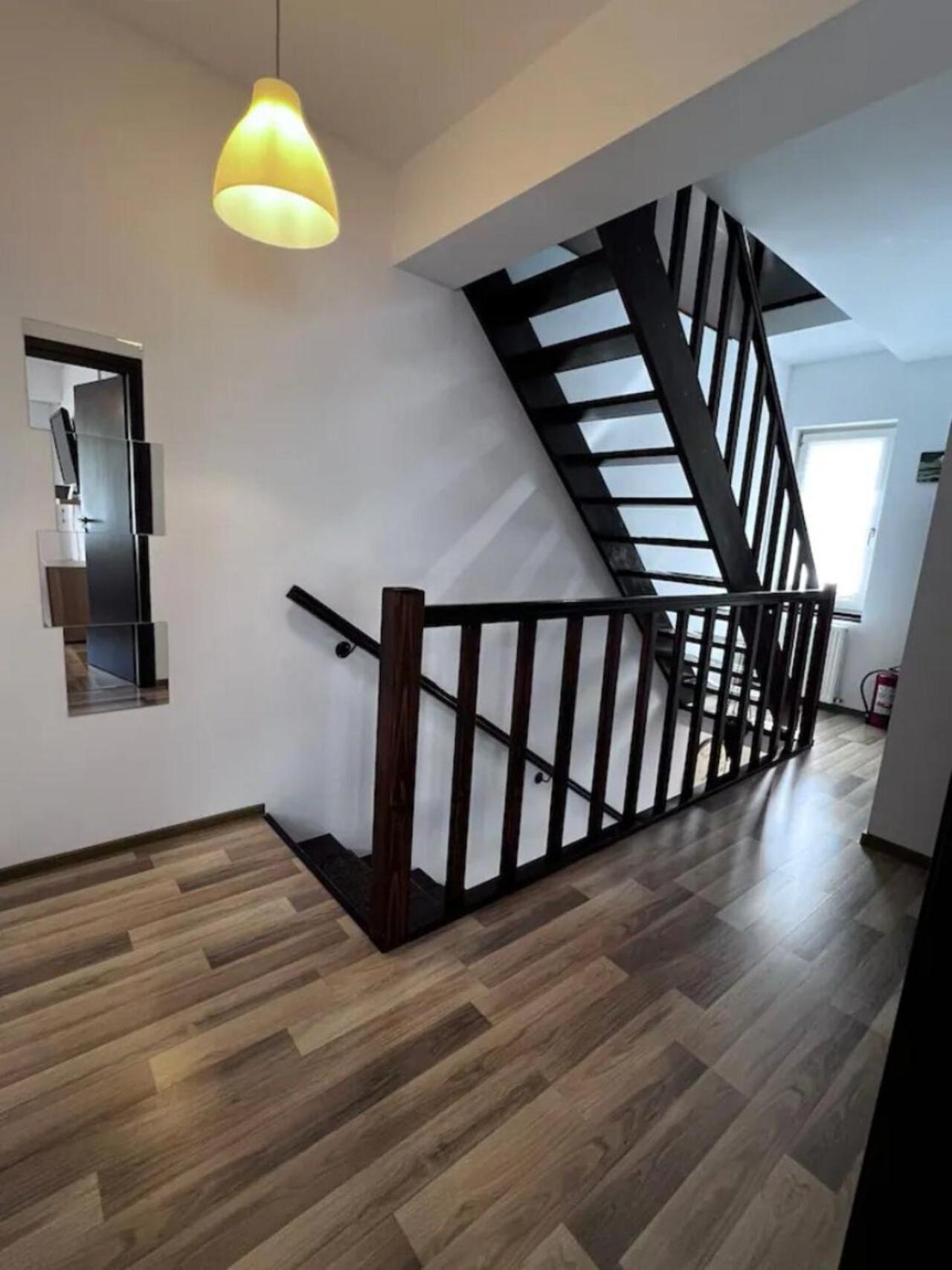 Vila Luminoasa Cu Curte Privata Bukarest Exteriör bild