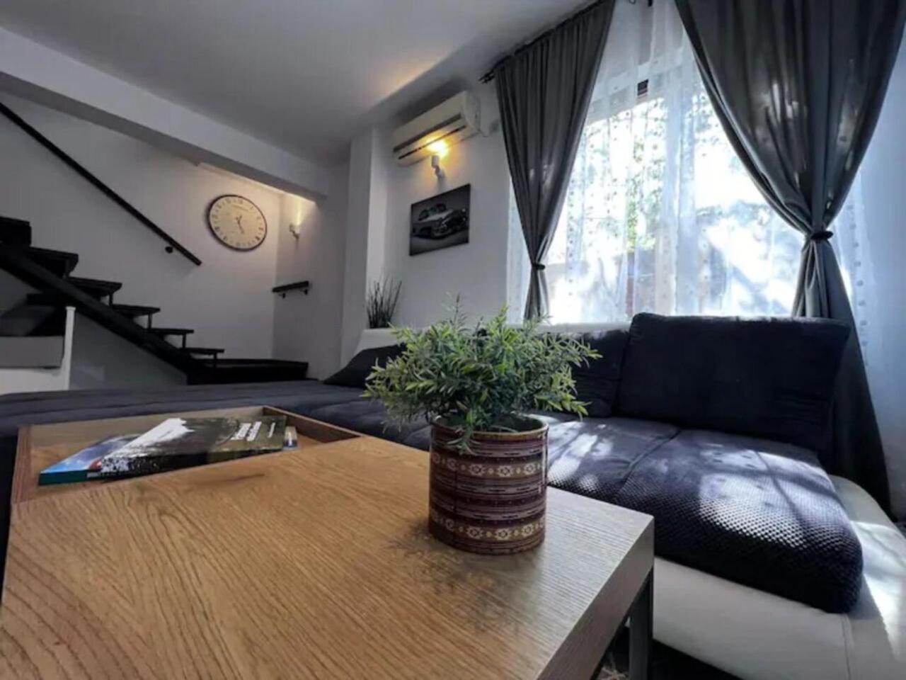 Vila Luminoasa Cu Curte Privata Bukarest Exteriör bild