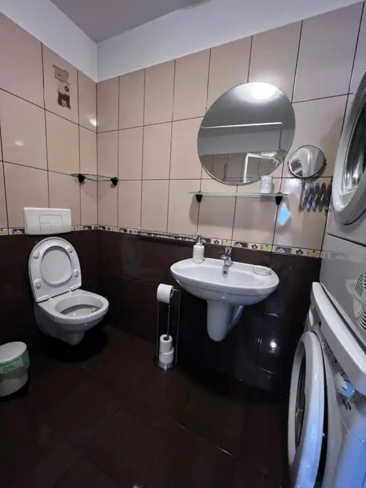 Vila Luminoasa Cu Curte Privata Bukarest Exteriör bild